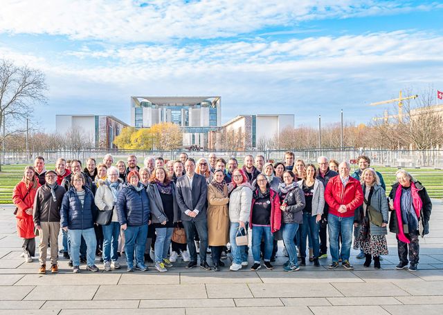 Sebastian Schäfer begrüßt Besuchergruppe in Berlin