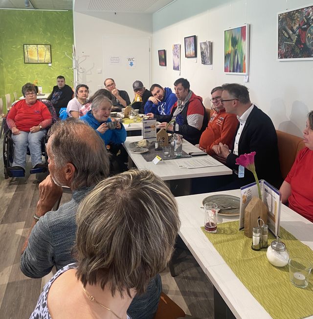 Gespräch auf Augenhöhe: Andreas Schwarz im inklusiven Café „Mittendrin“ in Kirchheim